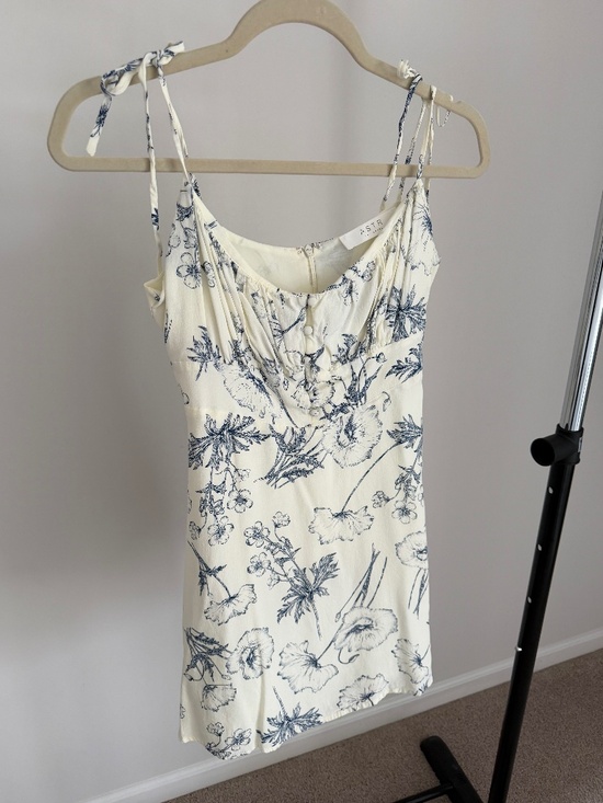 Astr Dresses & Skirts - ASTR The Label Ivory and Blue Floral Mini Dress